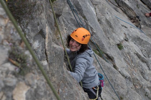 Eva tout sourire dans une 6a+, trop facile!