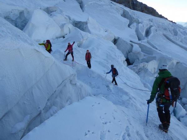 Passage de crevasse sur le Glacier des Glaciers