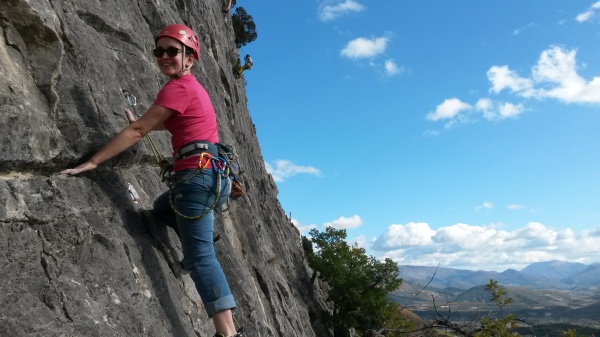 Marie qui trouve le temps de poser au départ de La vie en rose (6a+) 