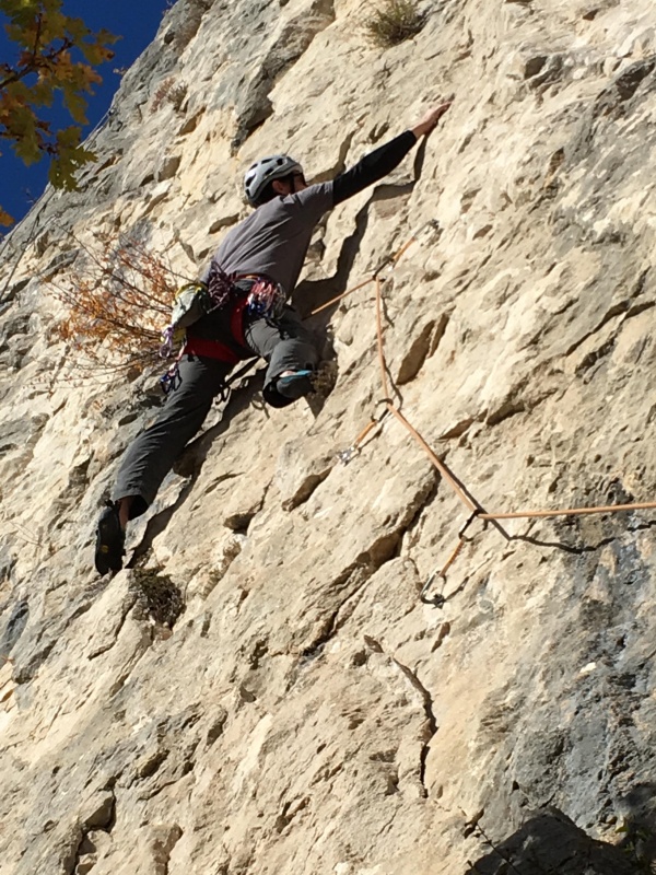 Romain (l'autre) dans le pas de traversée de Lotentique 2 (6a+)