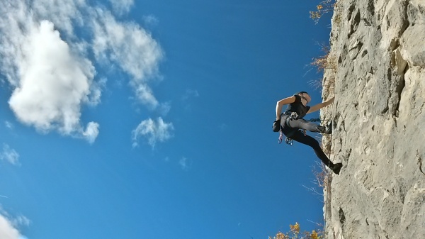 Claire qui prend le temps de lire sa voie