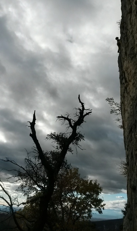 Agnès tente un dernier run dans la classique Lotentique 1 (6a+) sous un ciel menacant