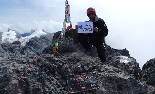 Ned Bouadjar, au sommet de la Pyramide Cartensz, Indonésie-Papouasie